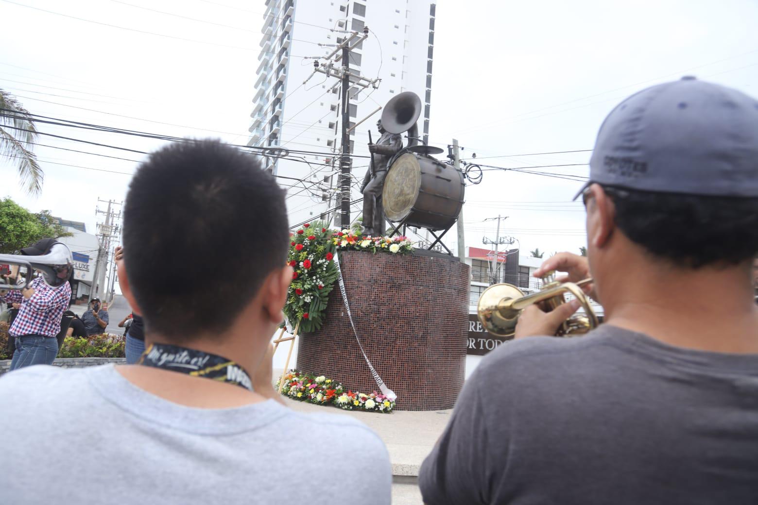 $!Recuerdan a don Cruz Lizárraga al son de la tambora en Mazatlán