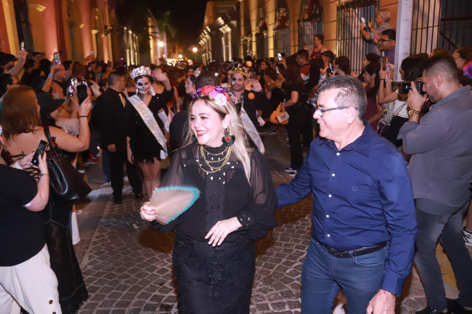 $!#Galería | Lucen coloridos personajes en callejoneada en el Centro Histórico de Mazatlán