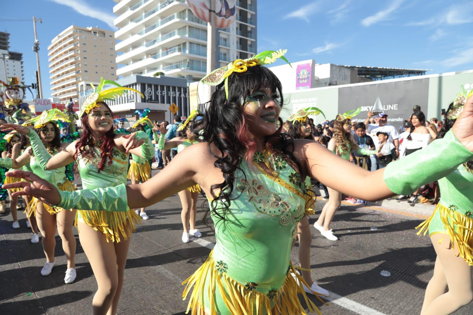 $!Abarrotan 515 mil personas el malecón en el segundo y último desfile del Carnaval de Mazatlán