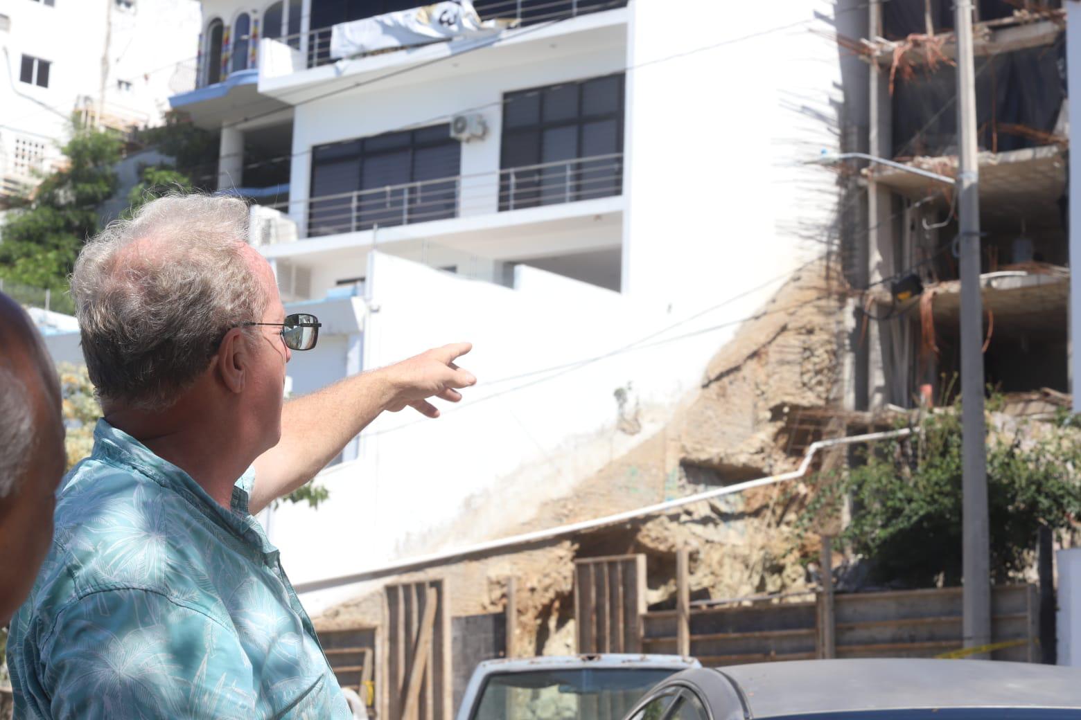 $!Colapsa escalera en Cerro de la Nevería por obra de torre de condominios