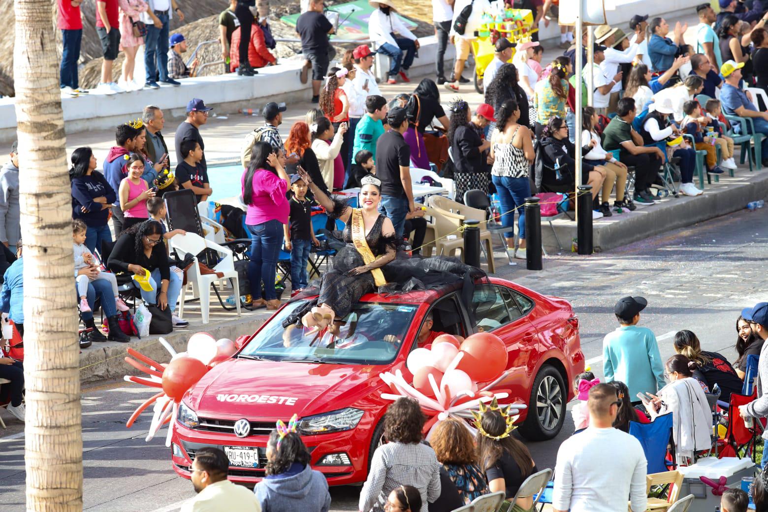 $!Se despide la realeza con emotividad en el segundo y último desfile del Carnaval de Mazatlán 2024