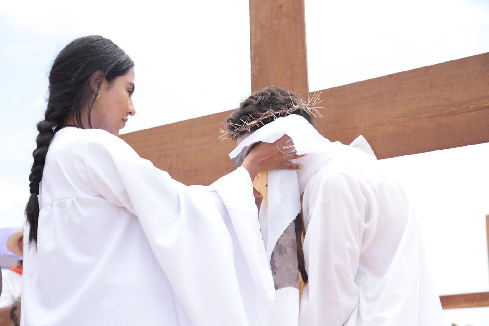 $!‘Padre te pido piedad por Sinaloa’, proclaman en Viacrucis por la playa de Mazatlán