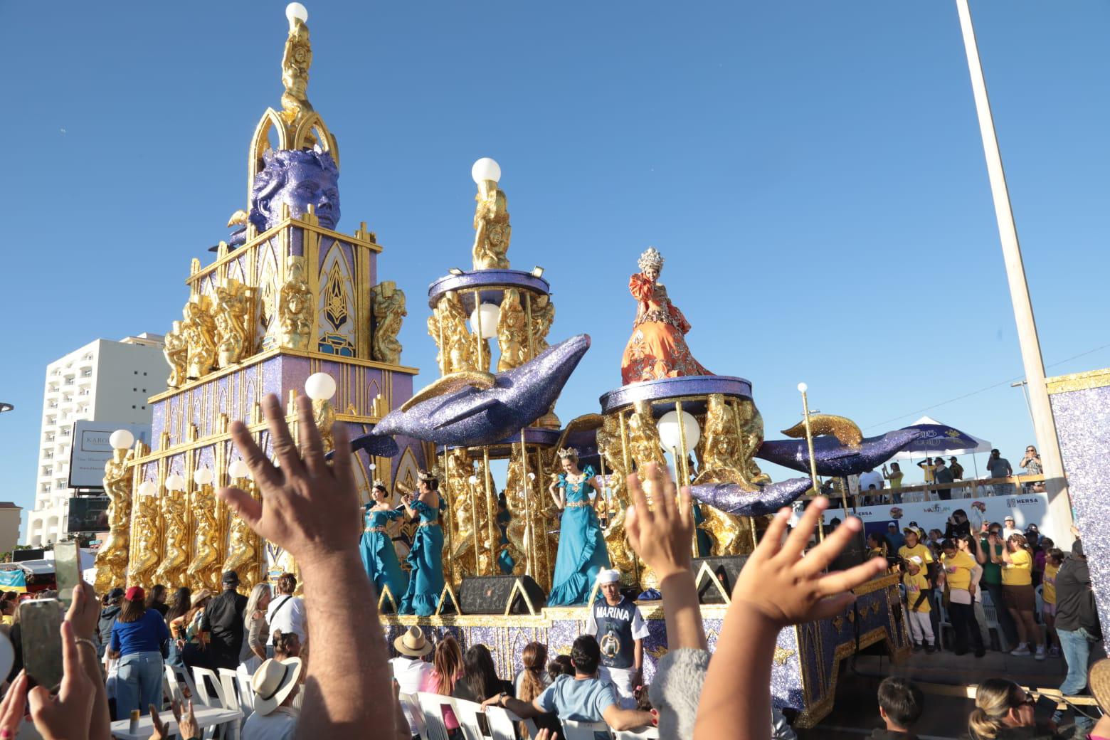 $!Abarrotan 515 mil personas el malecón en el segundo y último desfile del Carnaval de Mazatlán