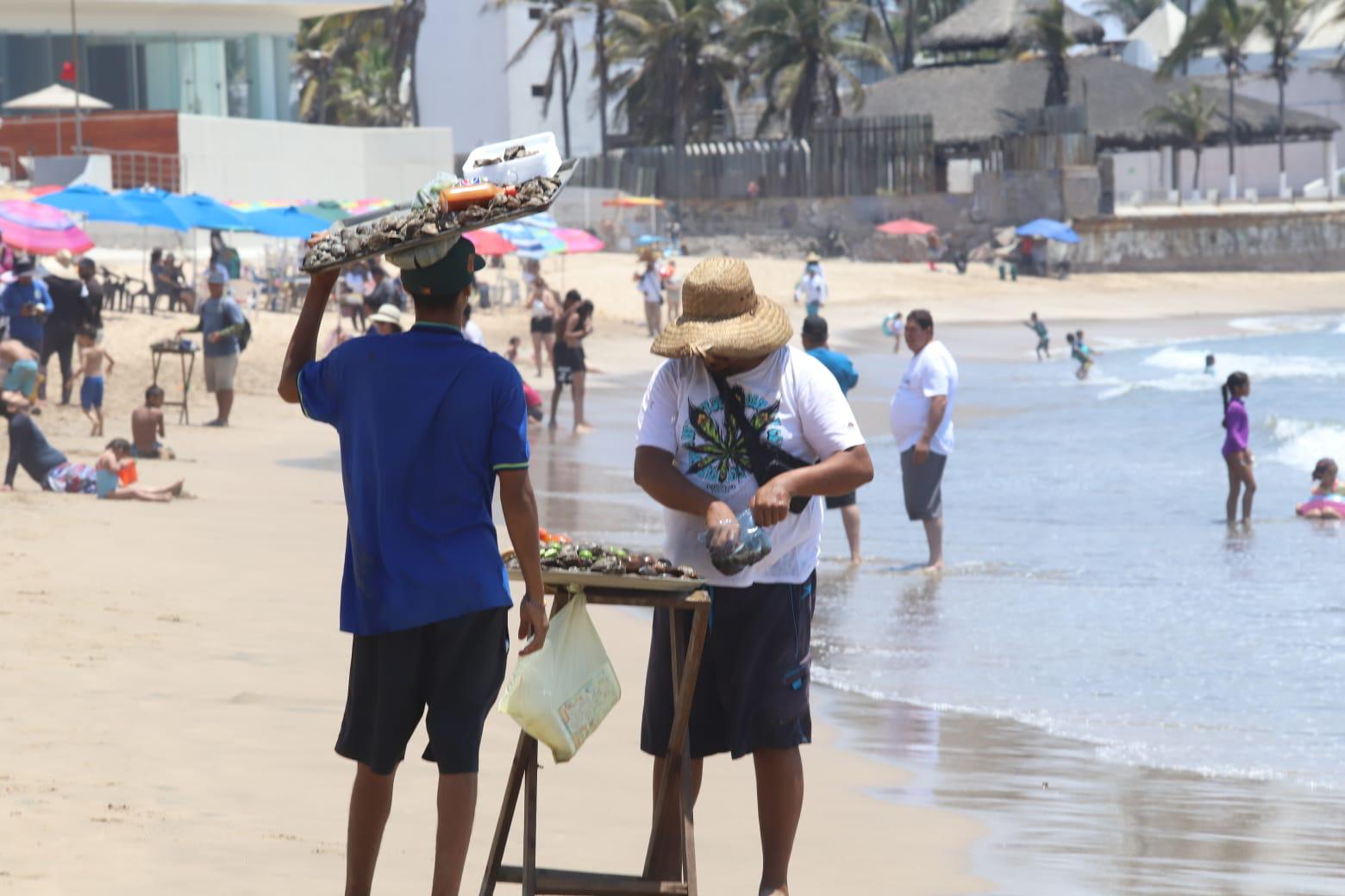 $!Mazatlán recibe la Semana Santa con menor afluencia en sus playas