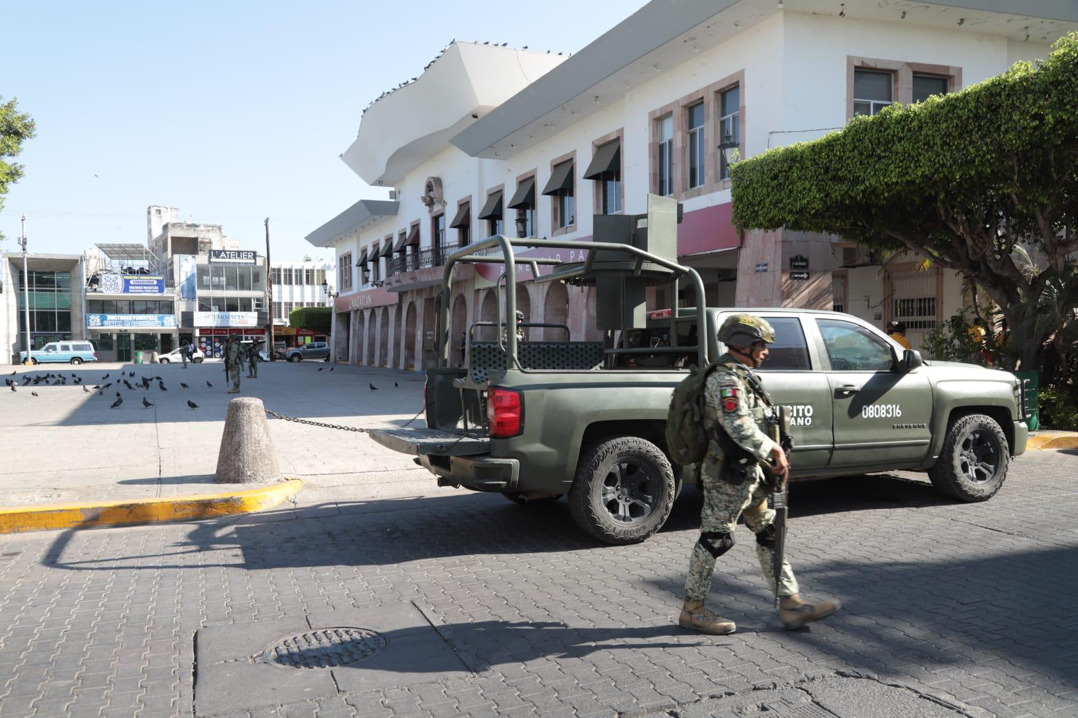 $!Llevan a donar explosivos en una bolsa y acordonan Palacio Municipal de Mazatlán y calles aledañas