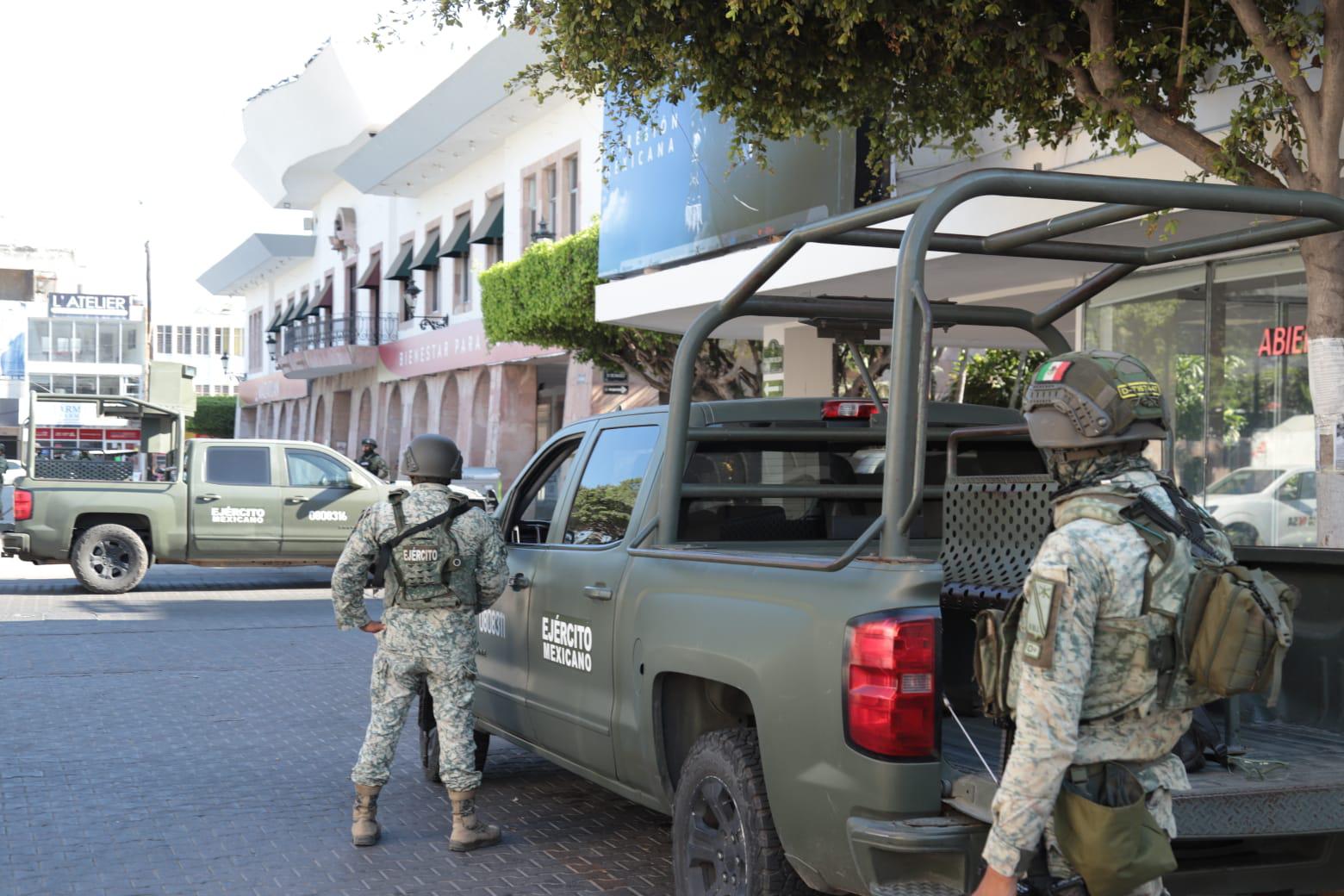$!Llevan a donar explosivos en una bolsa y acordonan Palacio Municipal de Mazatlán y calles aledañas