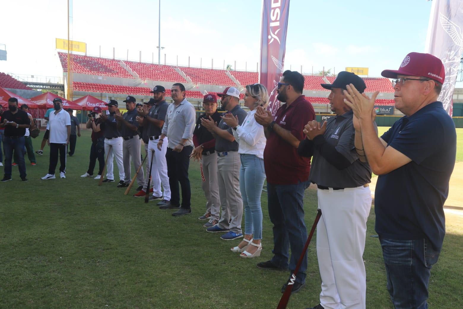 $!Juan José Pacho y ex peloteros profesionales imparten clínica de beisbol en el Teodoro Mariscal