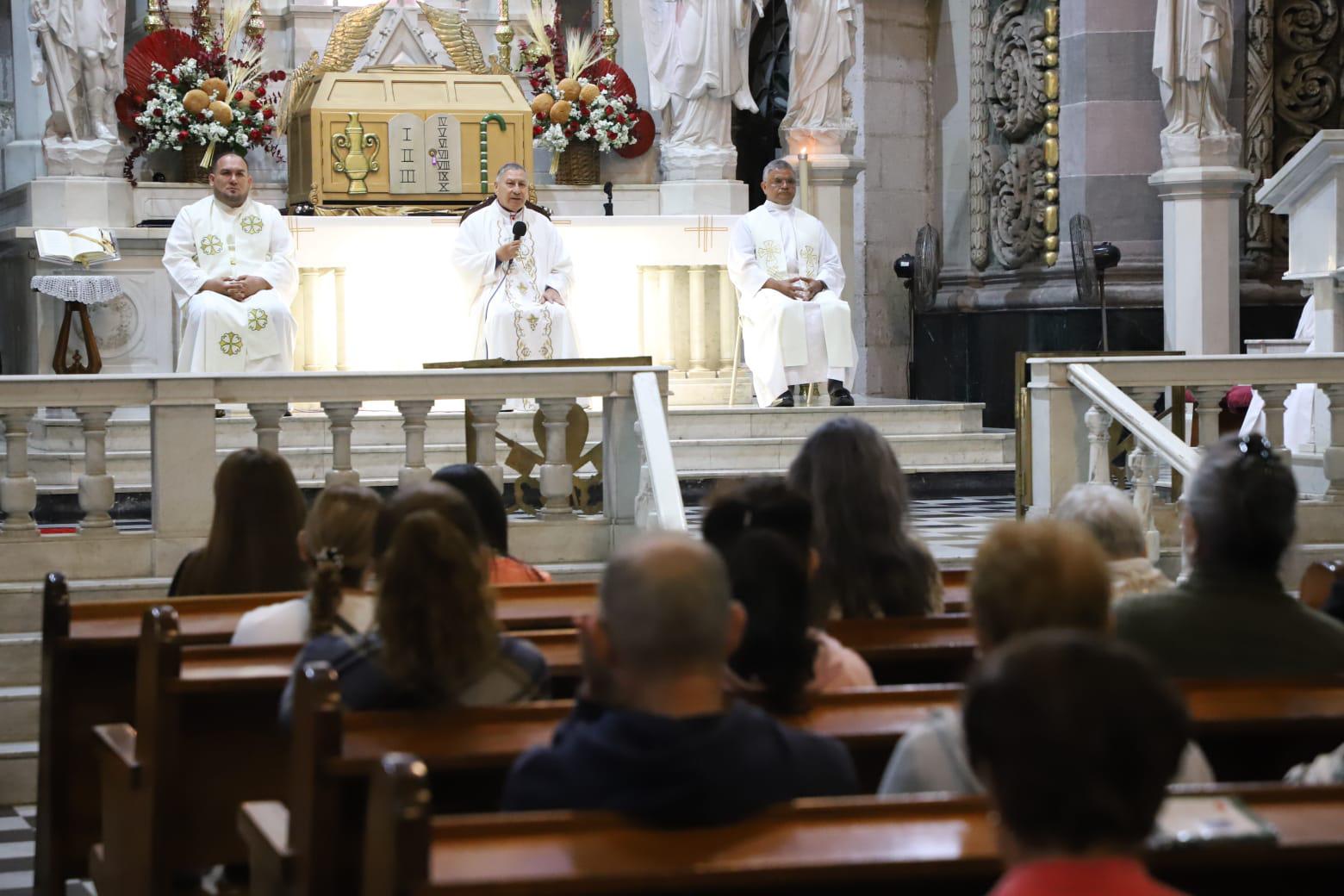 $!Celebra Obispo en Catedral de Mazatlán la Última Cena de Cristo