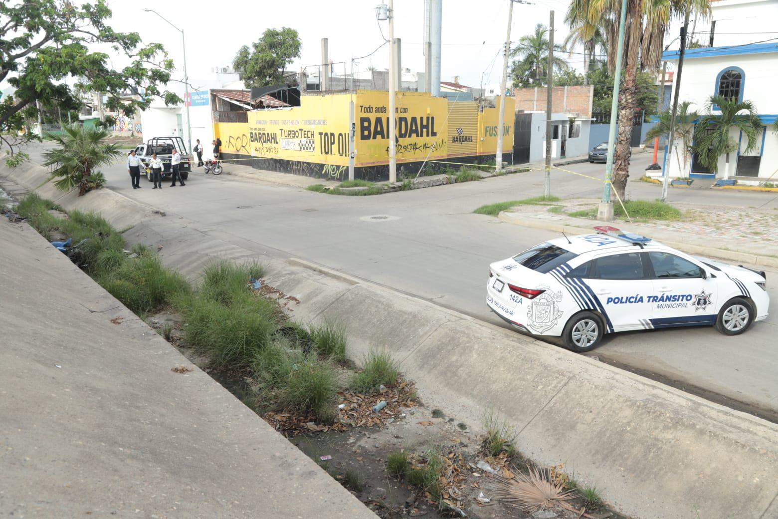 $!Hombre muere tras chocar en motocicleta y caer a canal pluvial en Mazatlán