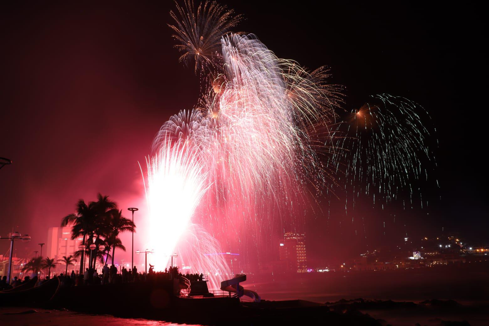 $!Cientos de personas disfrutan de un show de luces en el cielo de Mazatlán