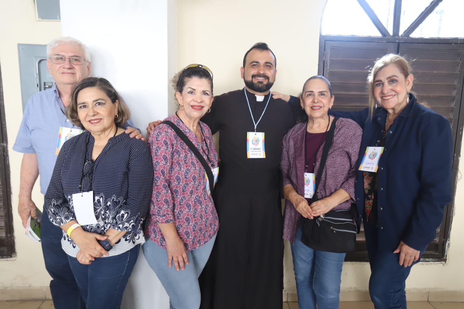 $!El Padre Armando Durán entre Jorge López Nieto y María Isabel, Laura, Elvira y Silvia Corrales Altamirano.