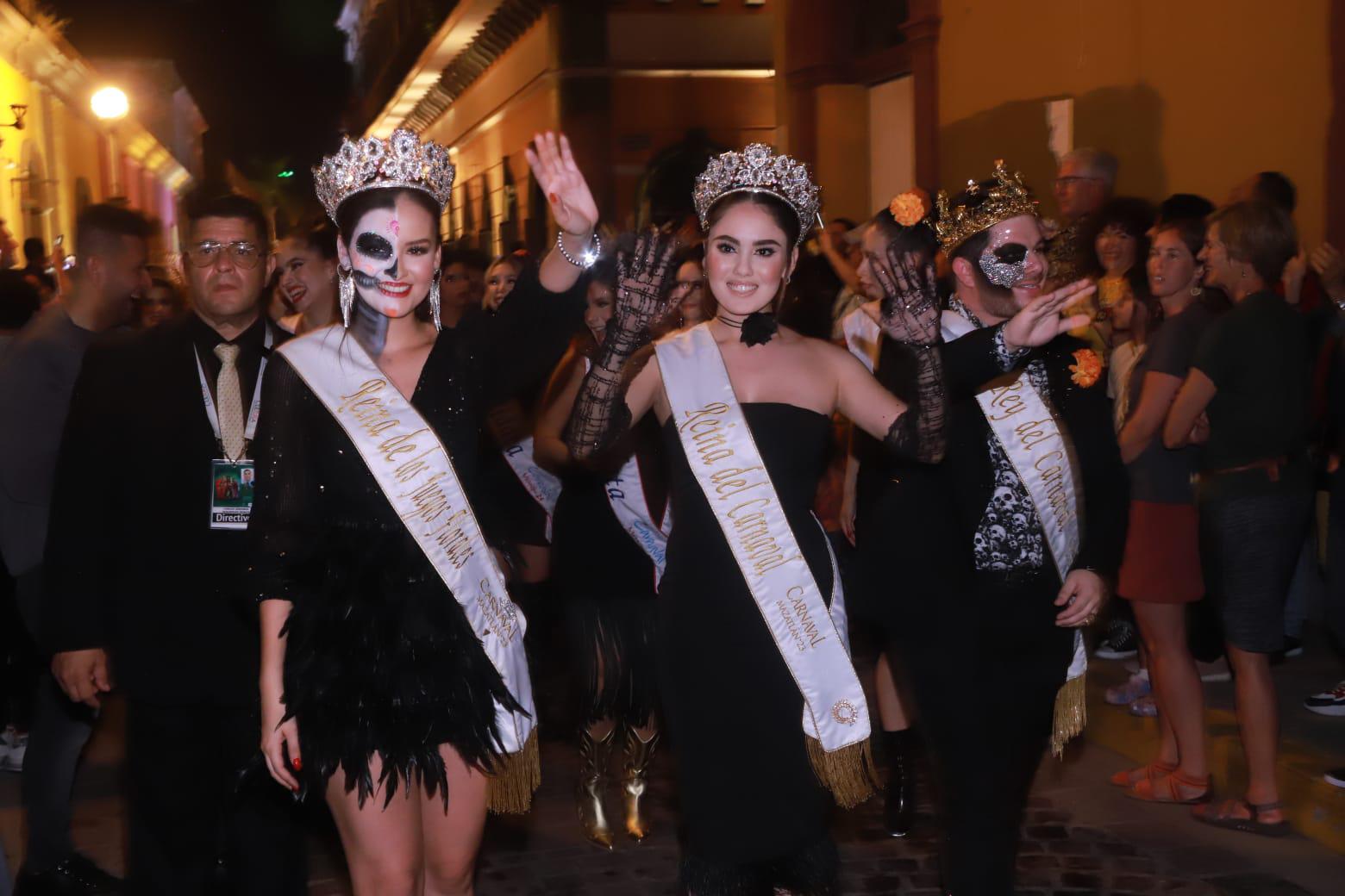 $!#Galería | Lucen coloridos personajes en callejoneada en el Centro Histórico de Mazatlán