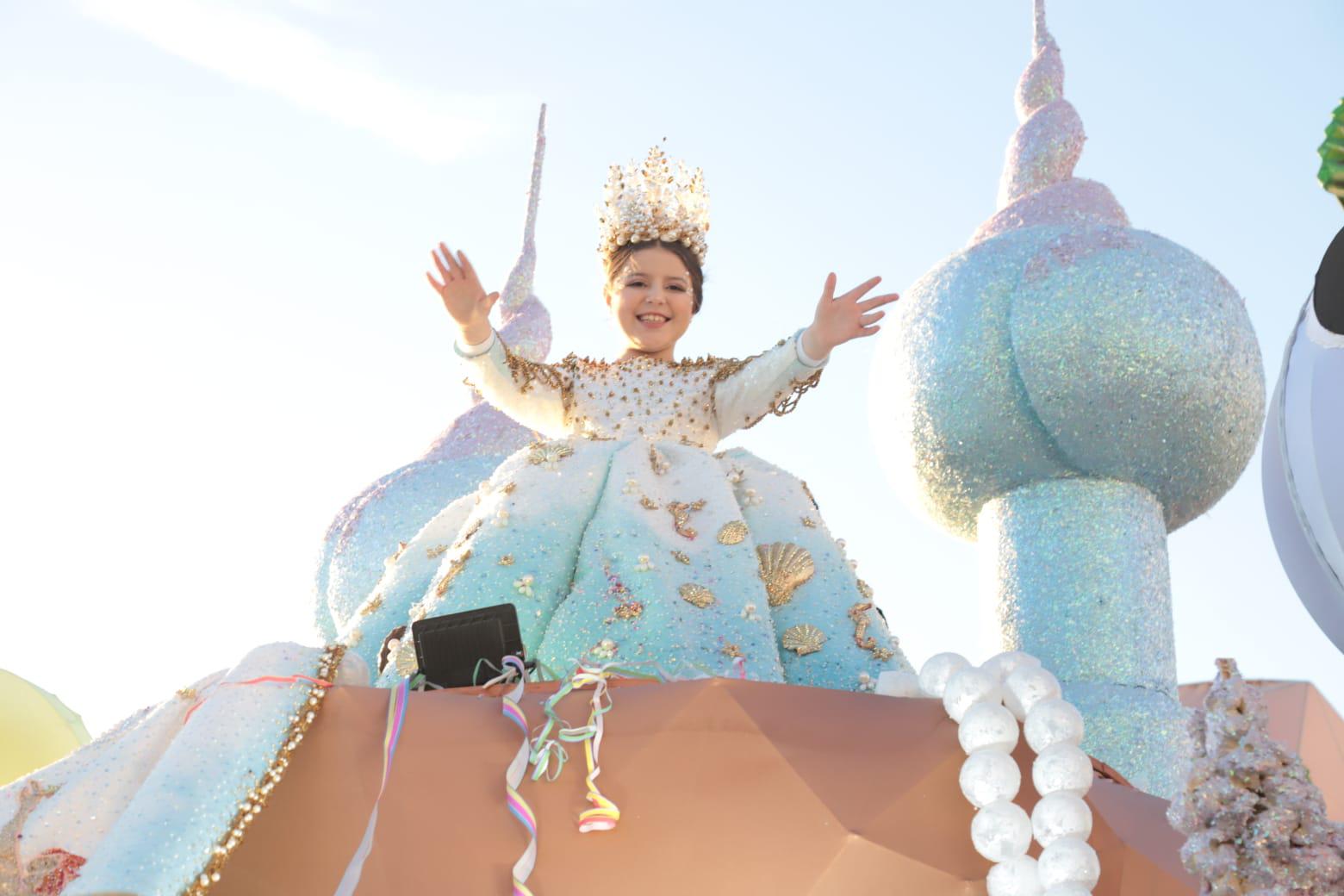 $!Abarrotan 515 mil personas el malecón en el segundo y último desfile del Carnaval de Mazatlán
