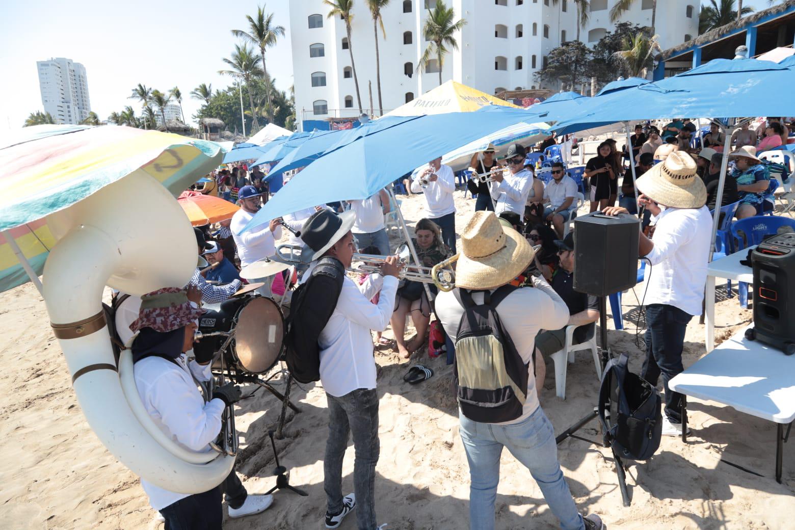 $!Suena la tambora en playas de Mazatlán