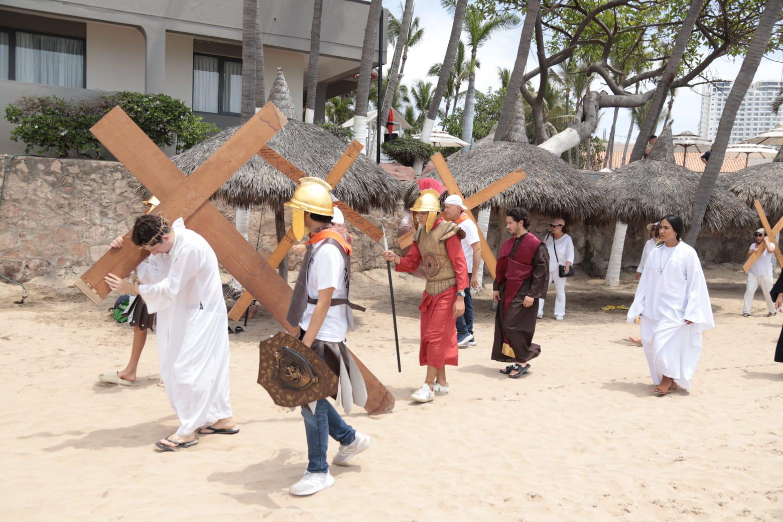 $!‘Padre te pido piedad por Sinaloa’, proclaman en Viacrucis por la playa de Mazatlán
