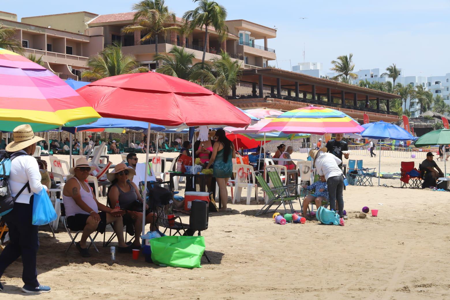 $!Mazatlán recibe la Semana Santa con menor afluencia en sus playas