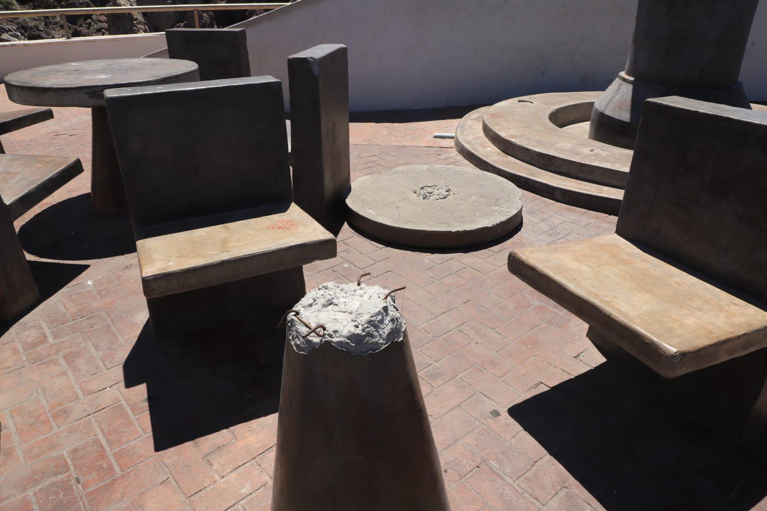 $!Monumento de José Alfredo Jiménez, en Mazatlán, está en el abandono y descuidado