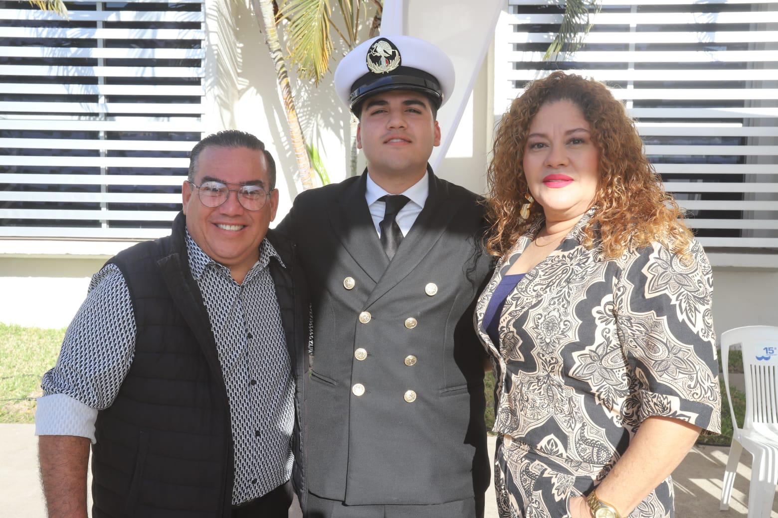 $!Horacio entre sus padres Horacio Franco y Zuleyma Páez.