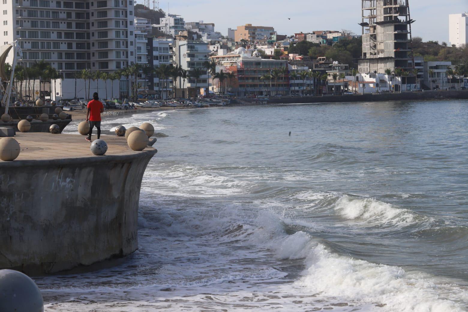 $!Playa de Mazatlán amanecen con un aumento en el oleaje