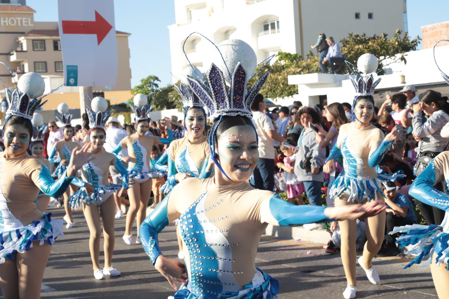 $!Abarrotan 515 mil personas el malecón en el segundo y último desfile del Carnaval de Mazatlán