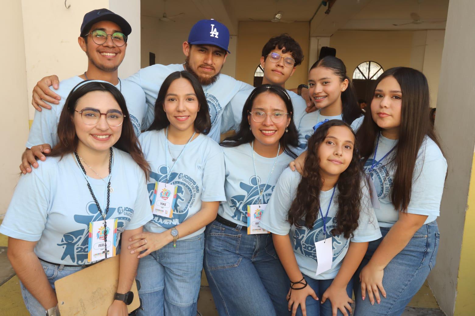 $!El grupo de jóvenes servidores del Pajuma se toman la fotografía del recuerdo.