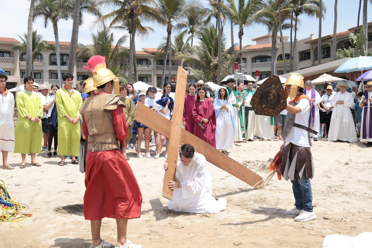 $!‘Padre te pido piedad por Sinaloa’, proclaman en Viacrucis por la playa de Mazatlán