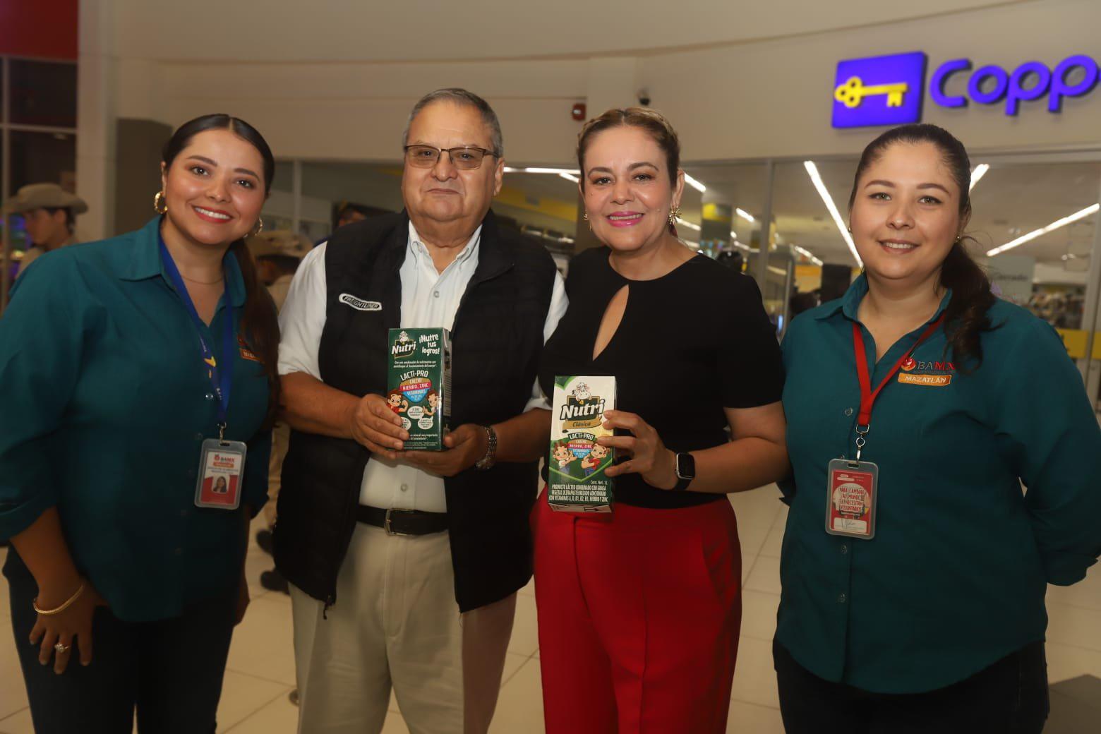 $!Cristina Cortez, Amadeo Sánchez, María Teresa Apodaca, presidenta del DIF Municipal y Dora Zataráin.