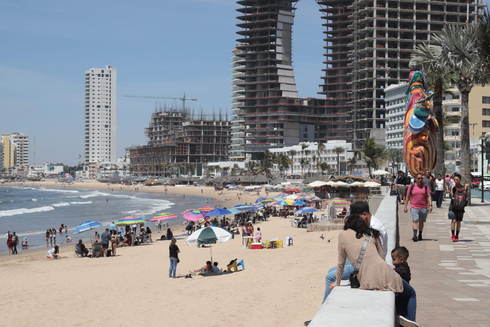 $!Aprovechan visitantes el fin de semana largo para disfrutar playas de Mazatlán