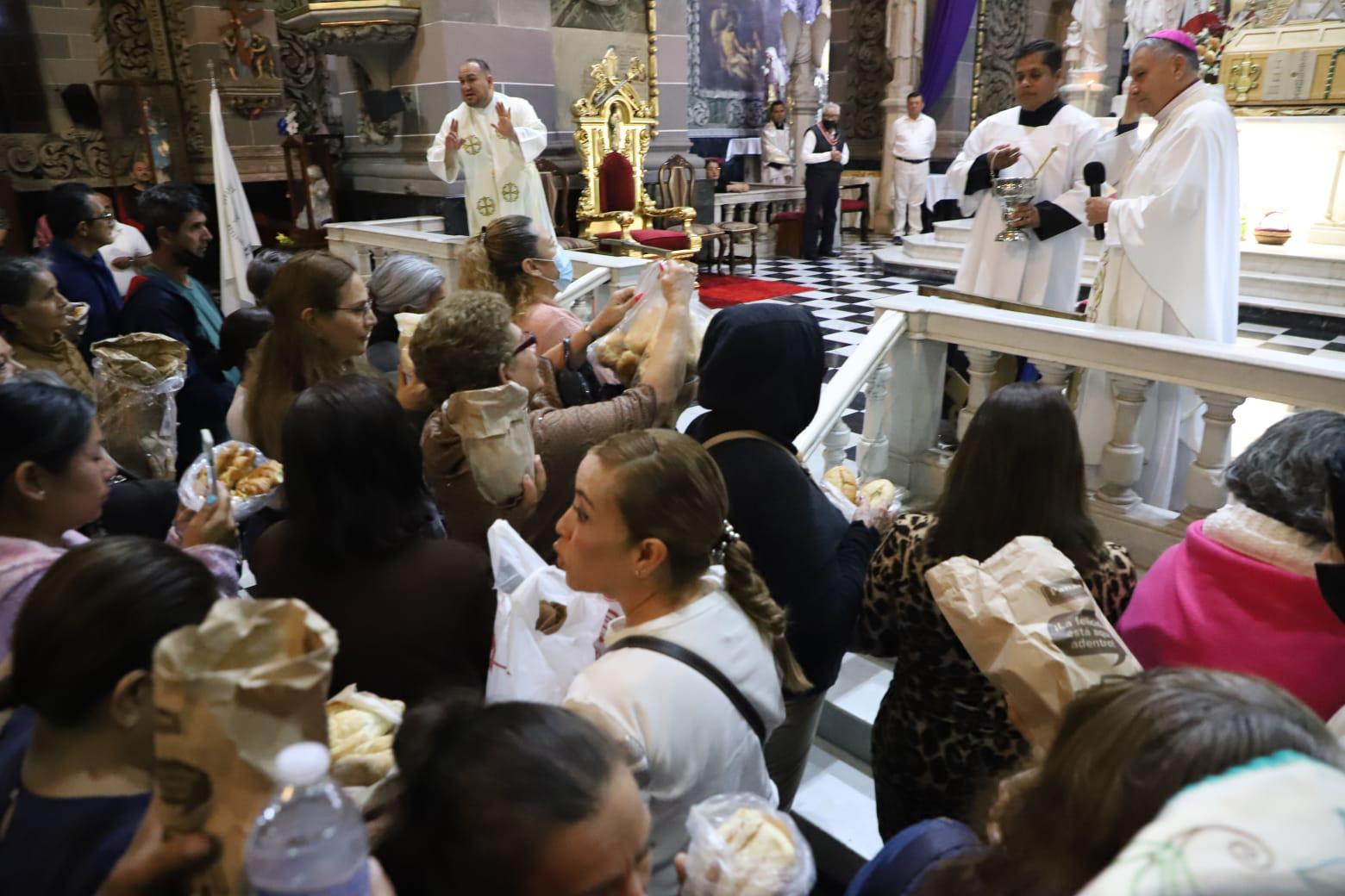 $!Celebra Obispo en Catedral de Mazatlán la Última Cena de Cristo