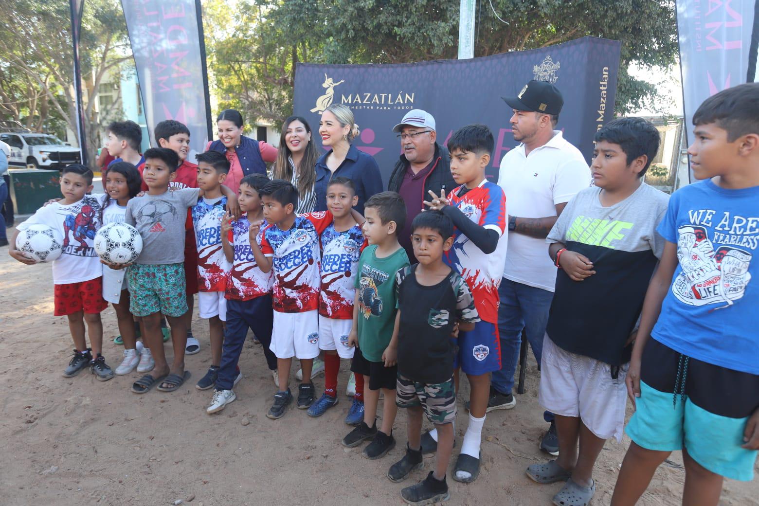 $!Dan banderazo a la rehabilitación de cancha de futbol rápido en Santa Fe, en Mazatlán