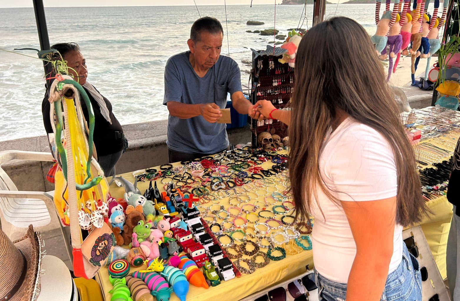 $!Afluencia turística llena playas y zonas emblemáticas de Mazatlán
