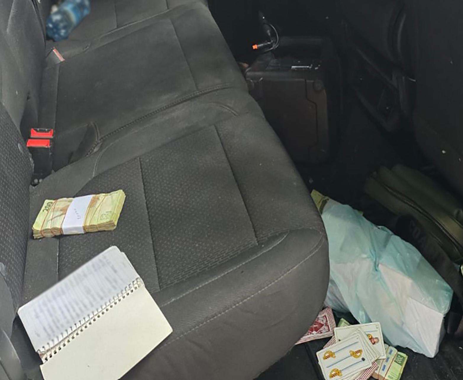 $!Aseguran arma, dinero y camioneta durante operativo en Cosalá