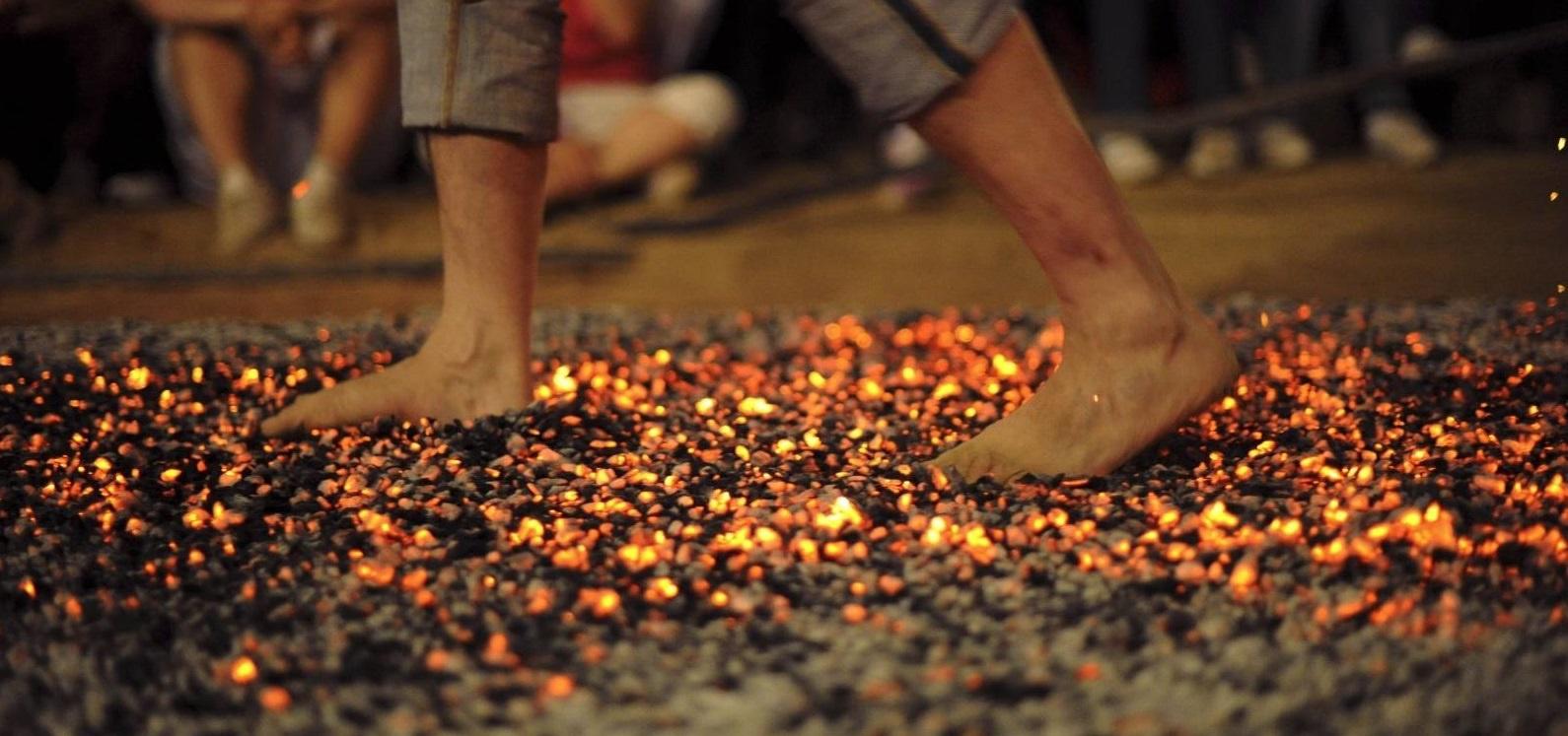 $!Caminando sobre carbón encendido descalzo.