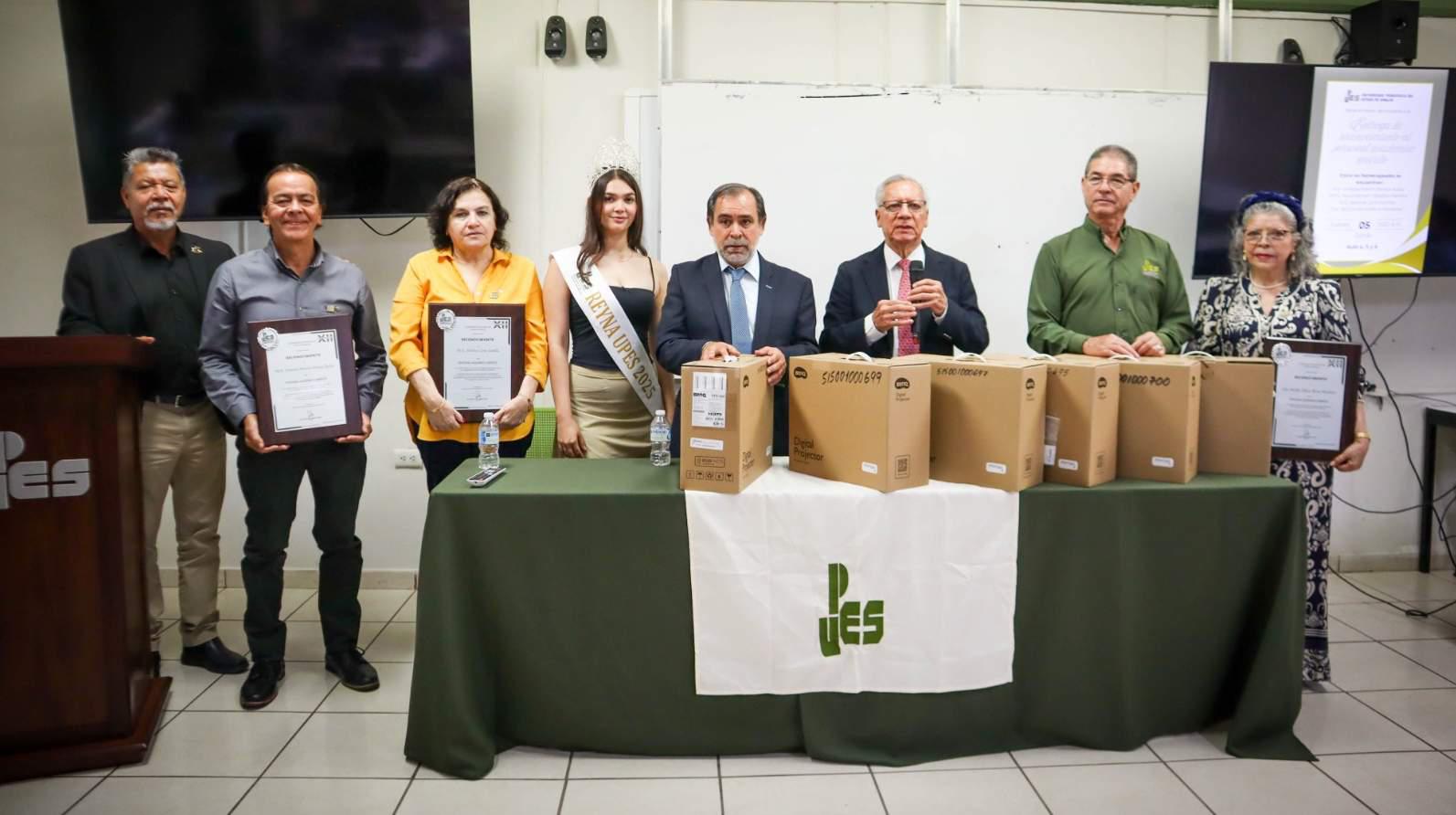 $!Los homenajeados además de reconocimientos recibieron unos proyectores para las aulas.