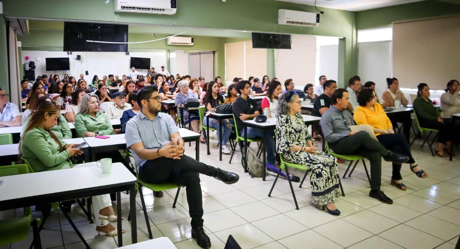 $!Amigos y familiares acompañaron a los homenajeados ese día tan especial.