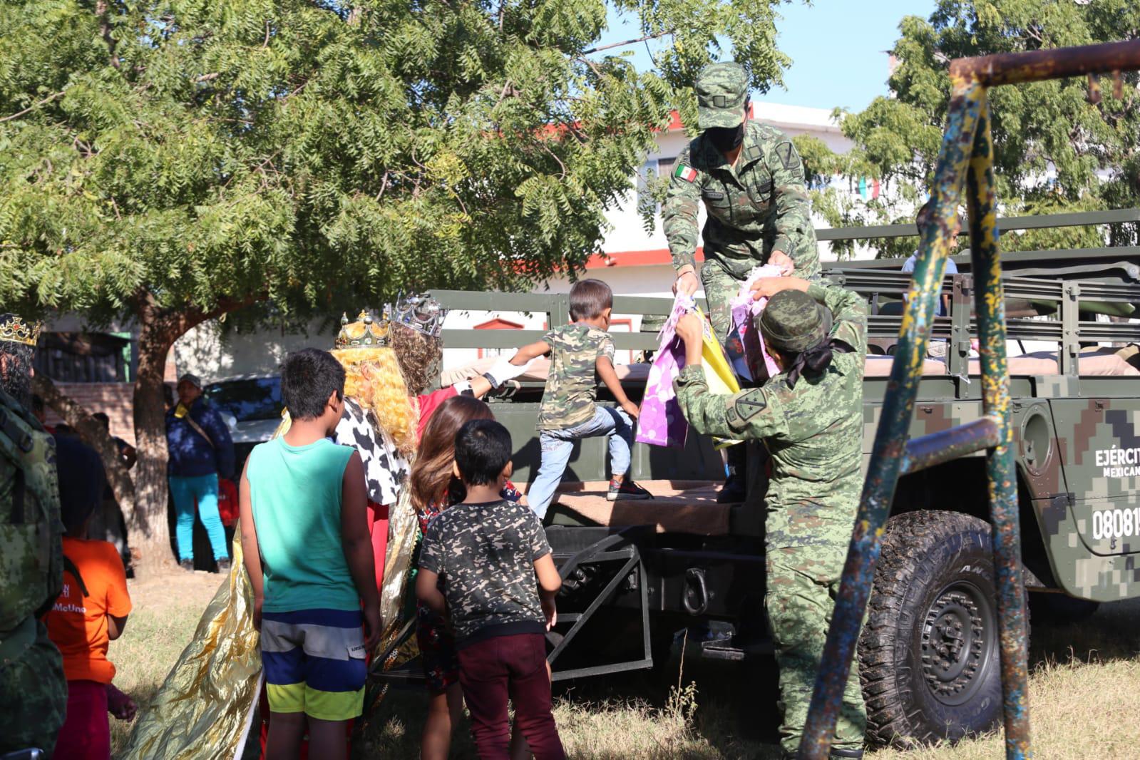 $!SÉ UN REY MAGO / Perla quiere ser militar cuando sea grande; los Reyes Magos y la Sedena visitaron su casa este 6 de enero
