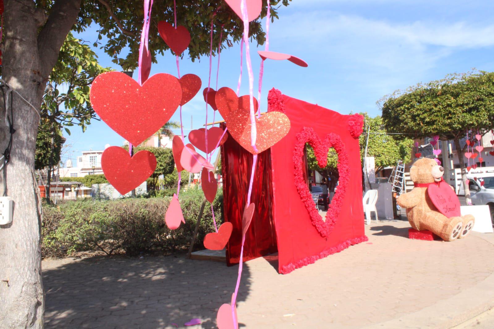 $!Convierten la plazuela Gabriel Leyva de El Rosario en sede de la celebración de San Valentín