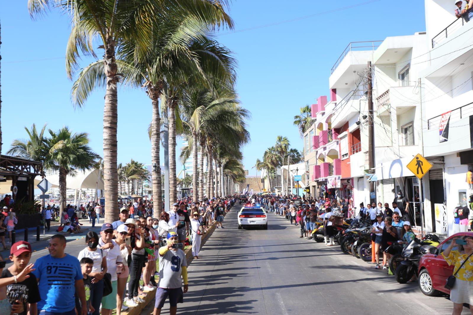 $!Vibran las motos en desfile por el malecón de Mazatlán