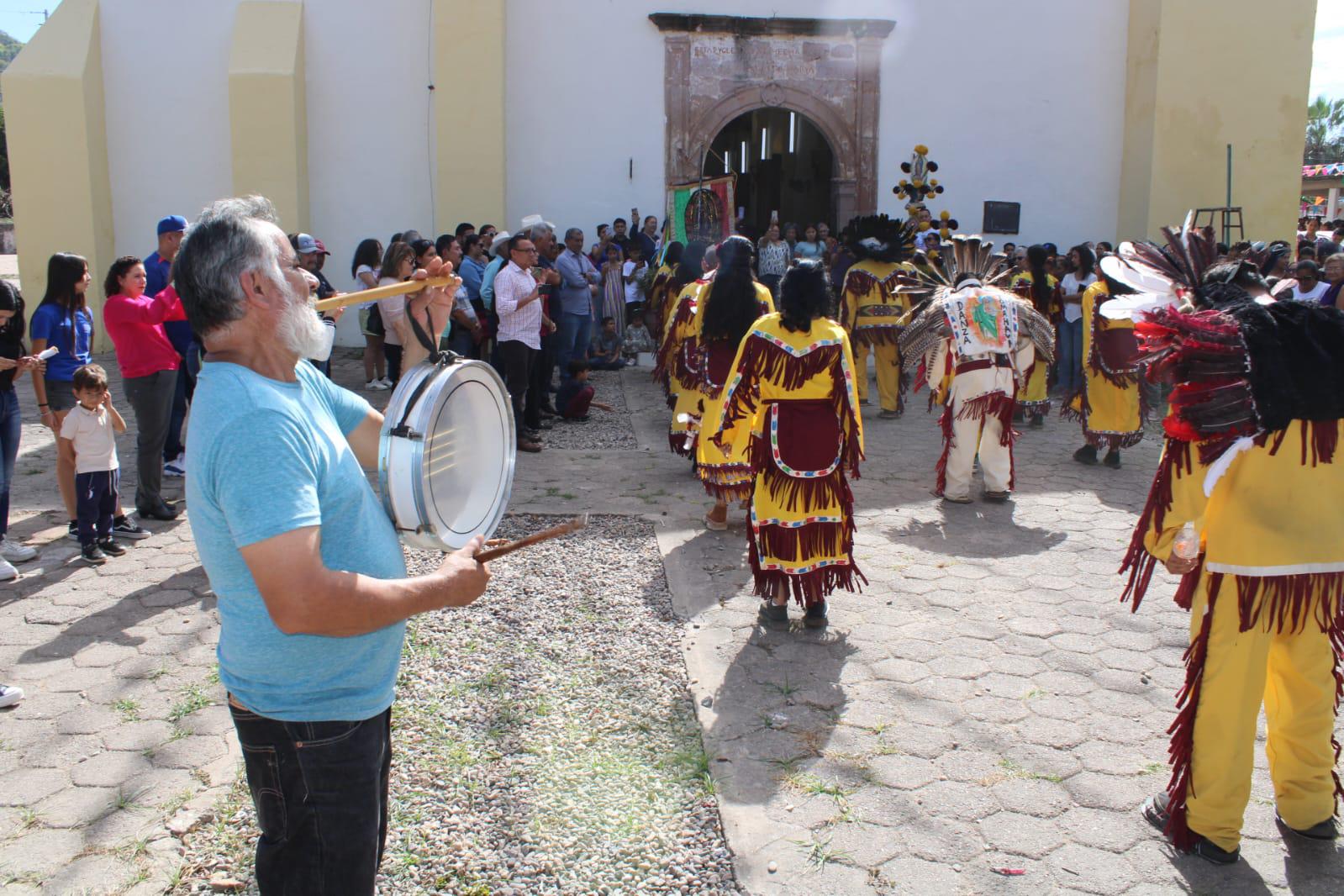 $!Comparten pastel y piñata monumental por el 493 aniversario del Mestizaje en Chametla