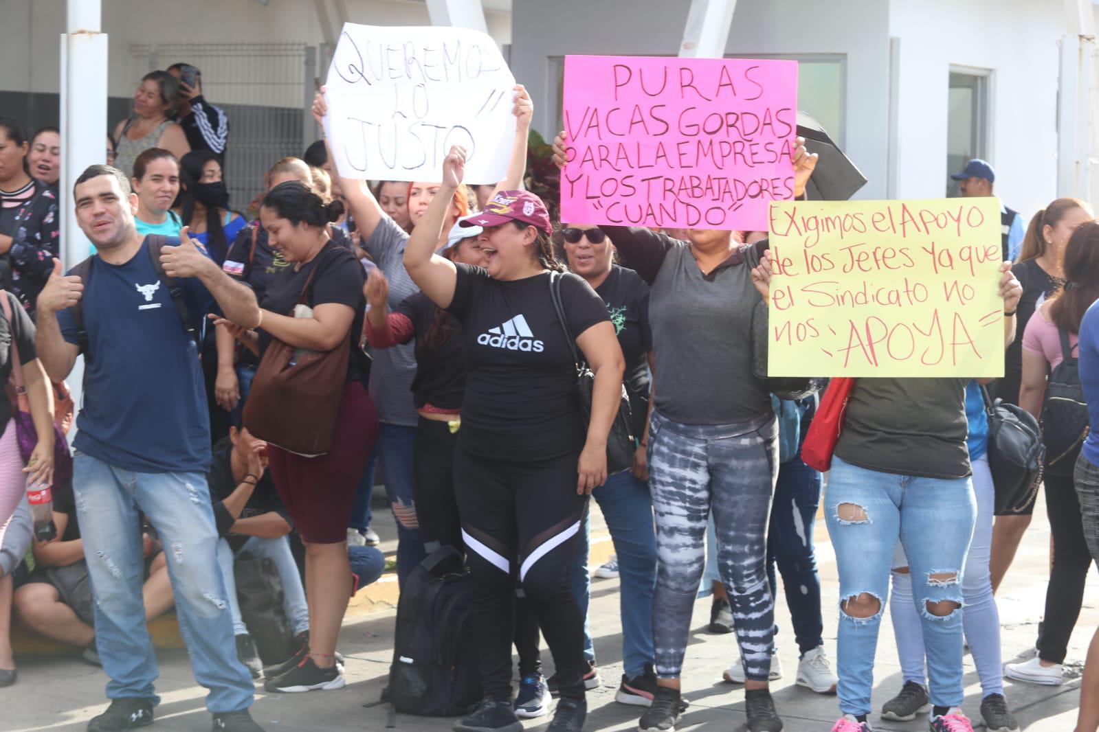 $!Protestan por utilidades trabajadores de atunera