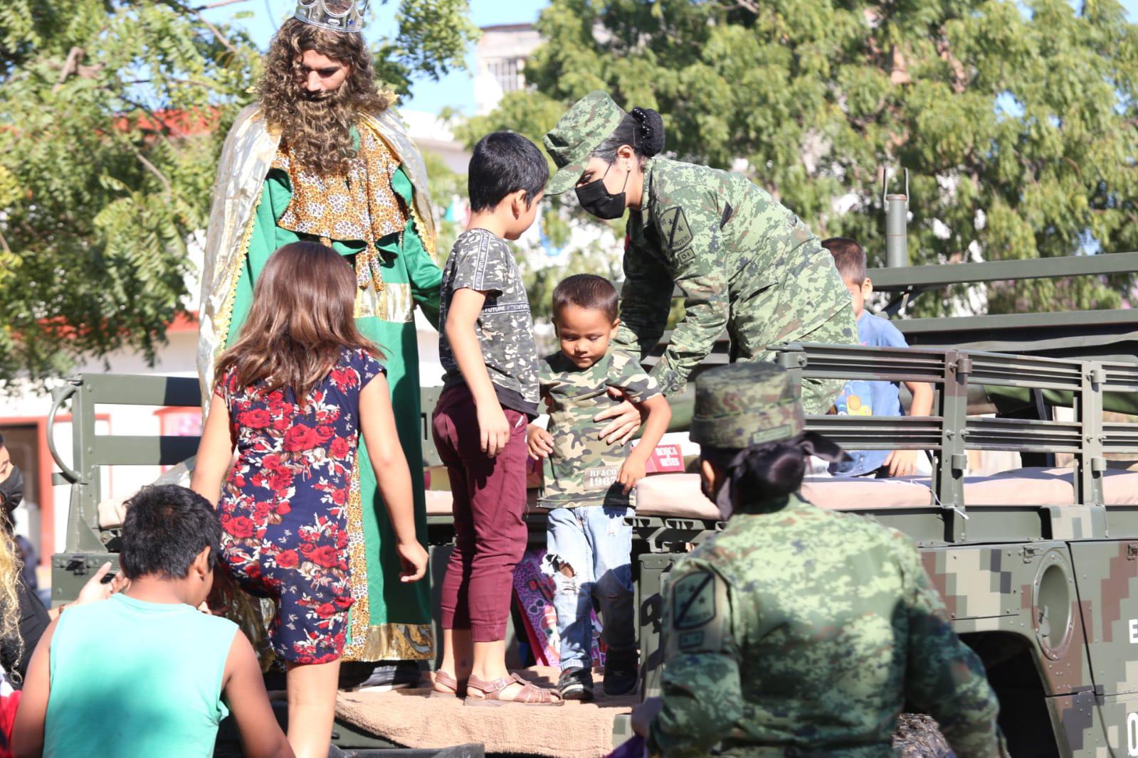 $!SÉ UN REY MAGO / Perla quiere ser militar cuando sea grande; los Reyes Magos y la Sedena visitaron su casa este 6 de enero