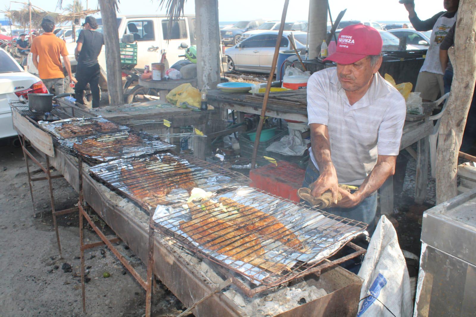 $!Restauranteros en playas de Rosario afirman tener ventas de regulares a buenas por Semana Santa