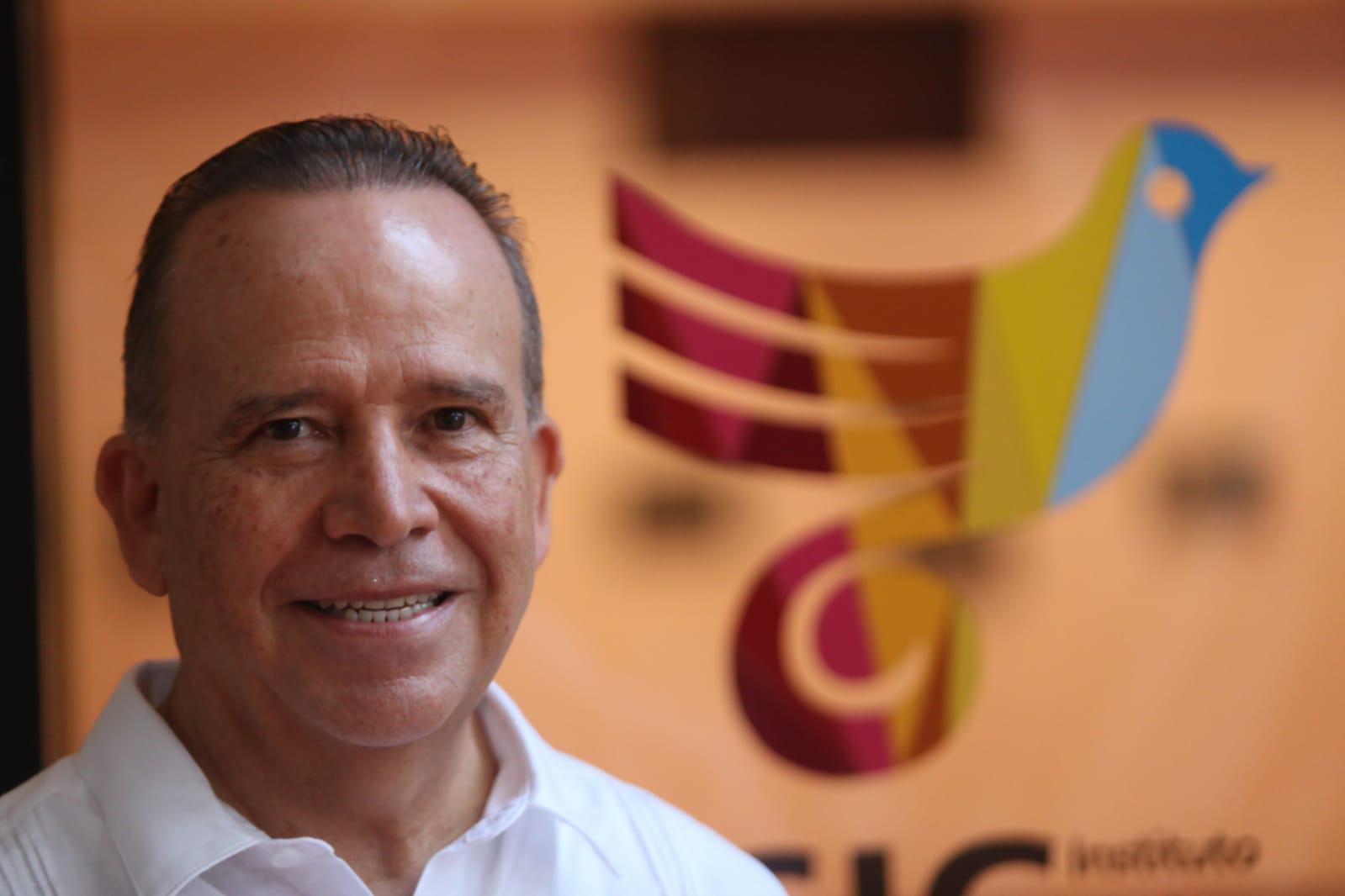 $!El artista Mario Medina estuvo acompañados de familiares y amigos en la velada.