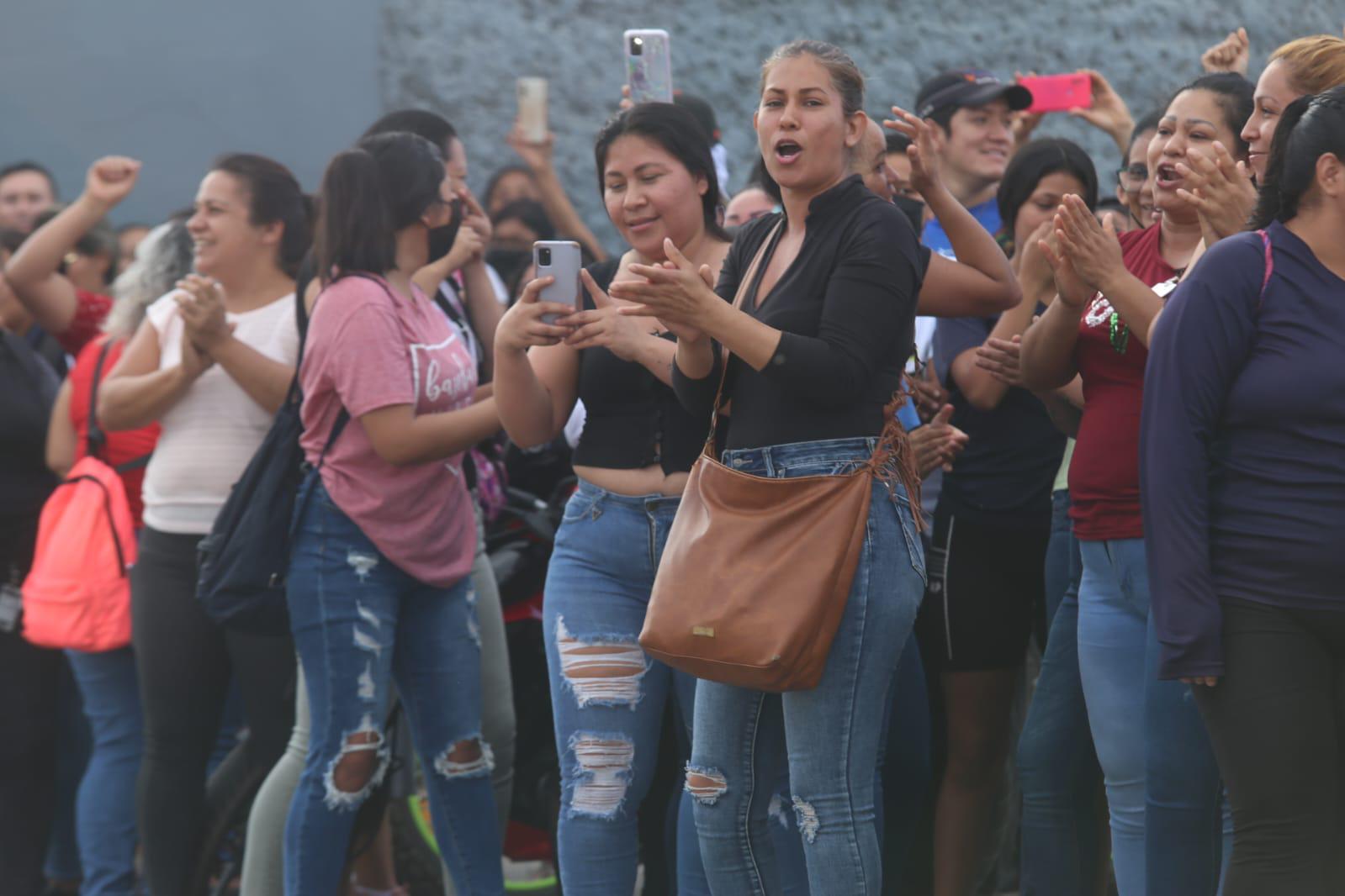$!Protestan por utilidades trabajadores de atunera