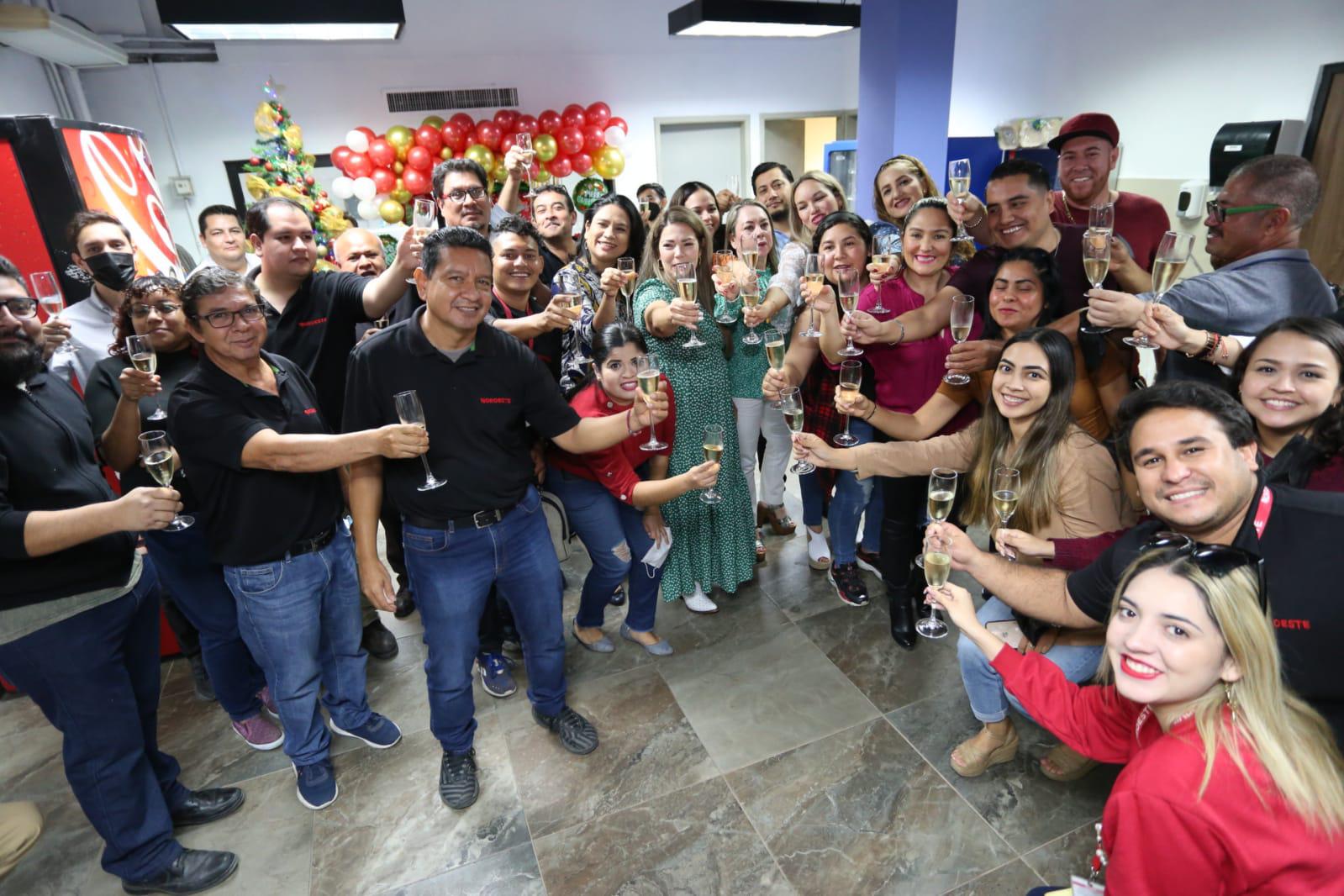 $!El equipo de Datemex Mazatlán brinda por una feliz Navidad.