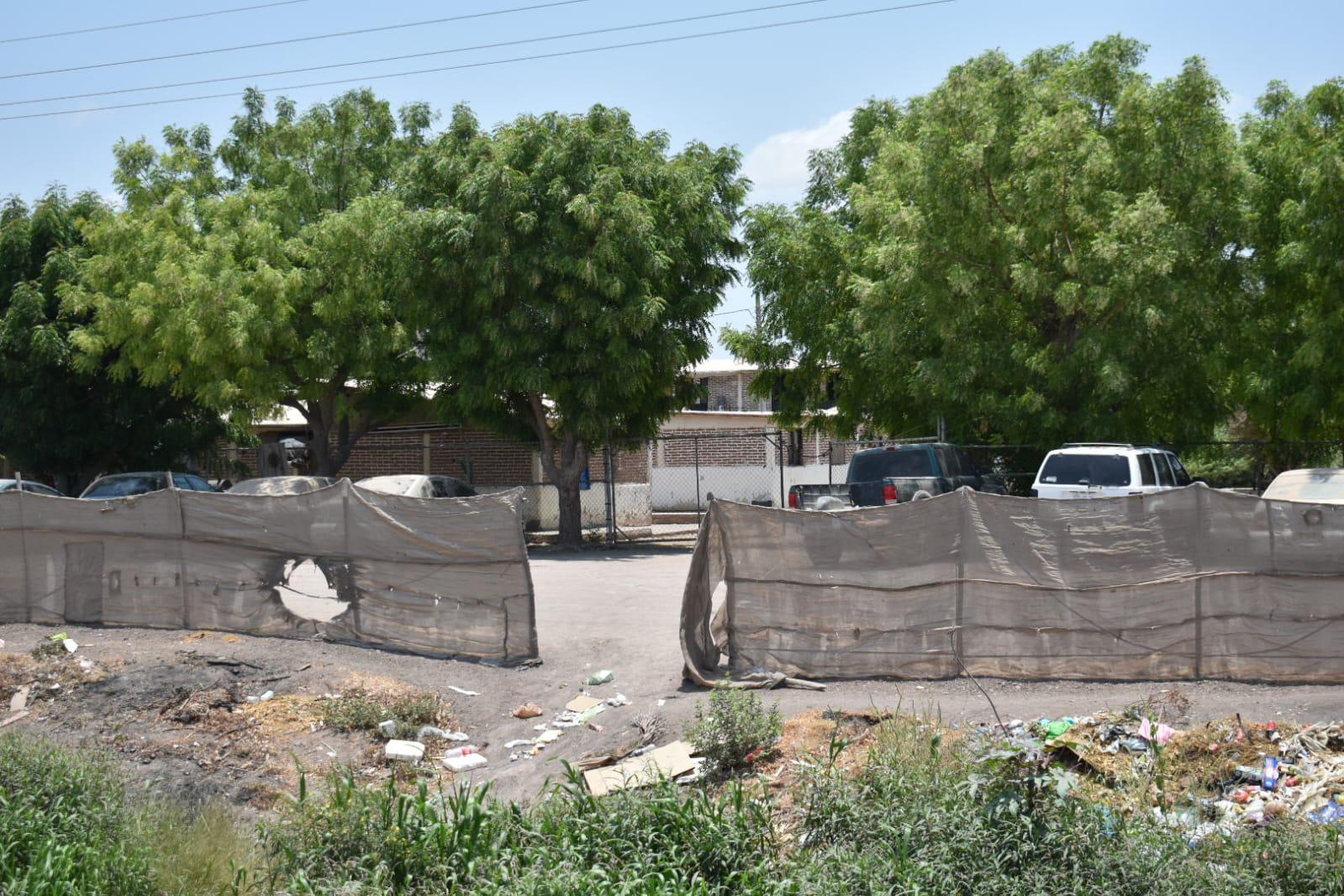 $!Arropados, con agua y ratos a la sombra, luchan trabajadores agrícolas contra el calor
