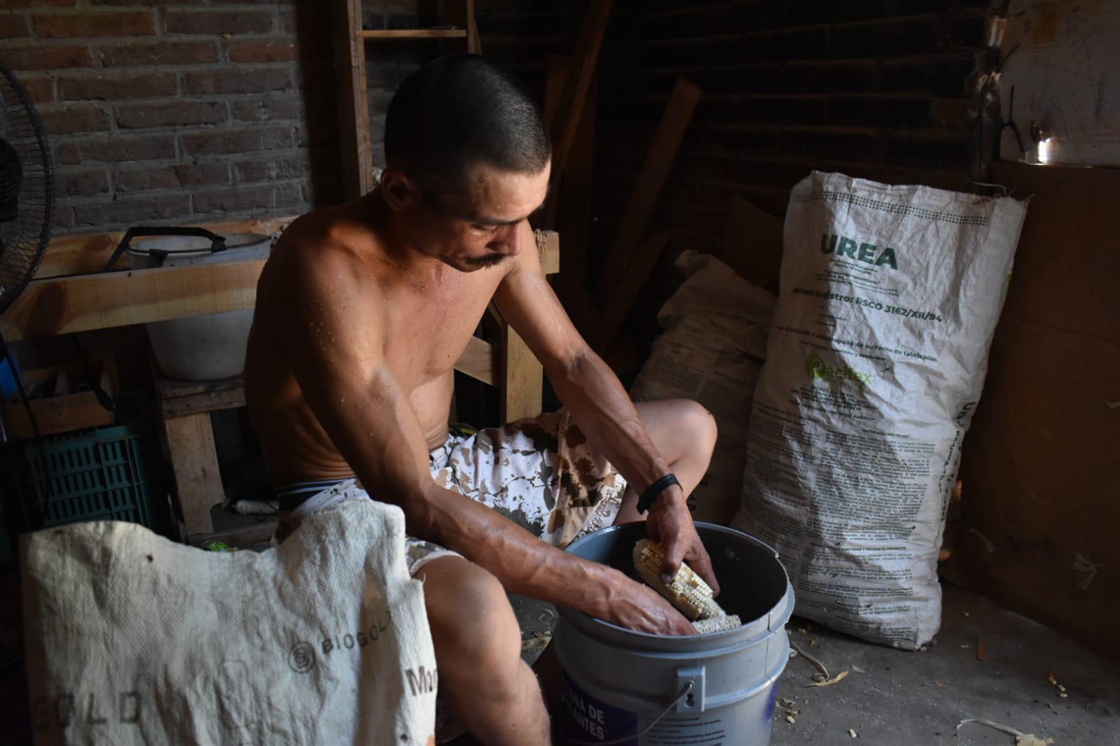 $!Arropados, con agua y ratos a la sombra, luchan trabajadores agrícolas contra el calor