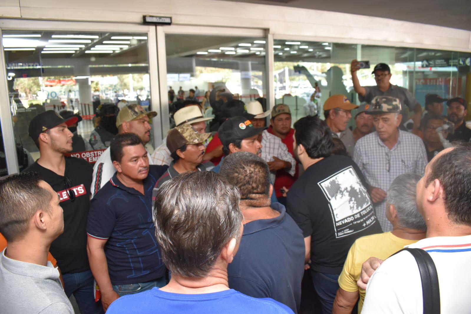 $!Bloqueo de maiceros al aeropuerto afecta 27 vuelos y a 2,500 pasajeros