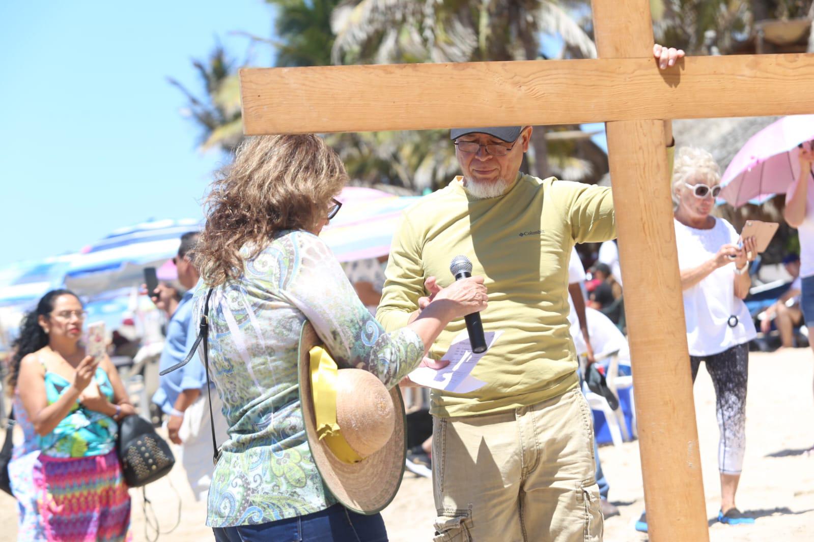 $!Rosy y Bruno Díaz estuvieron en la séptima estación del Viacrucis.