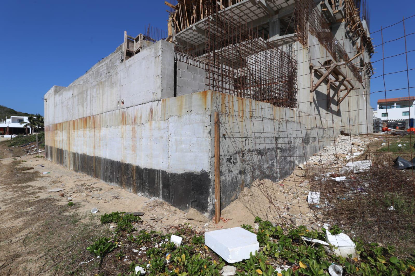 $!En Mazatlán, constructoras dejan poliestireno y basura en Playa Brujas, material nocivo para la flora y fauna